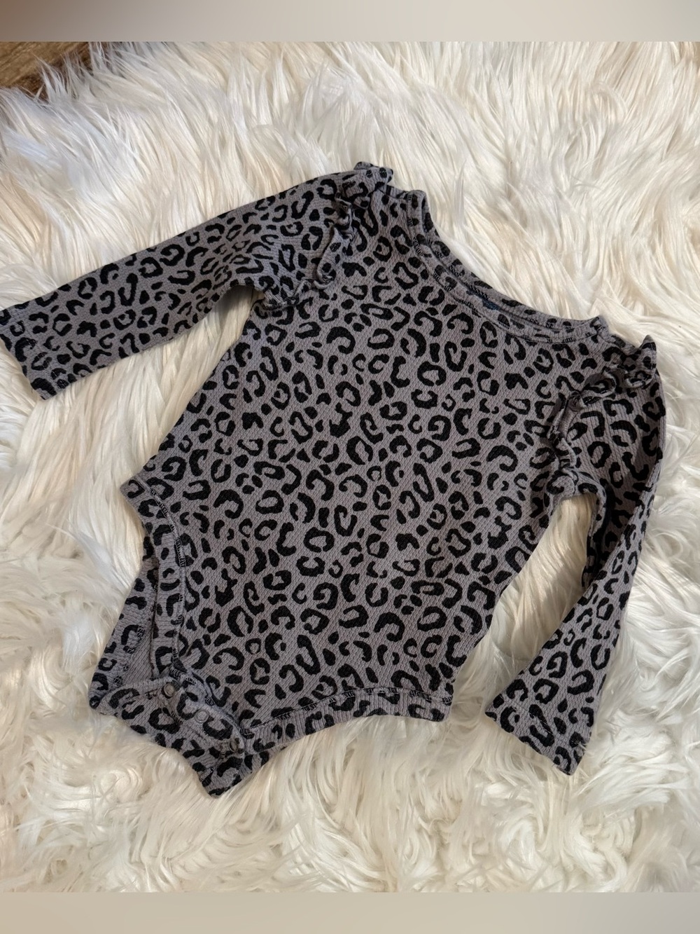 Old Navy Baby Girls 6-12M Gray Leopard Print Ruffle Long Sleeve Bodysuit